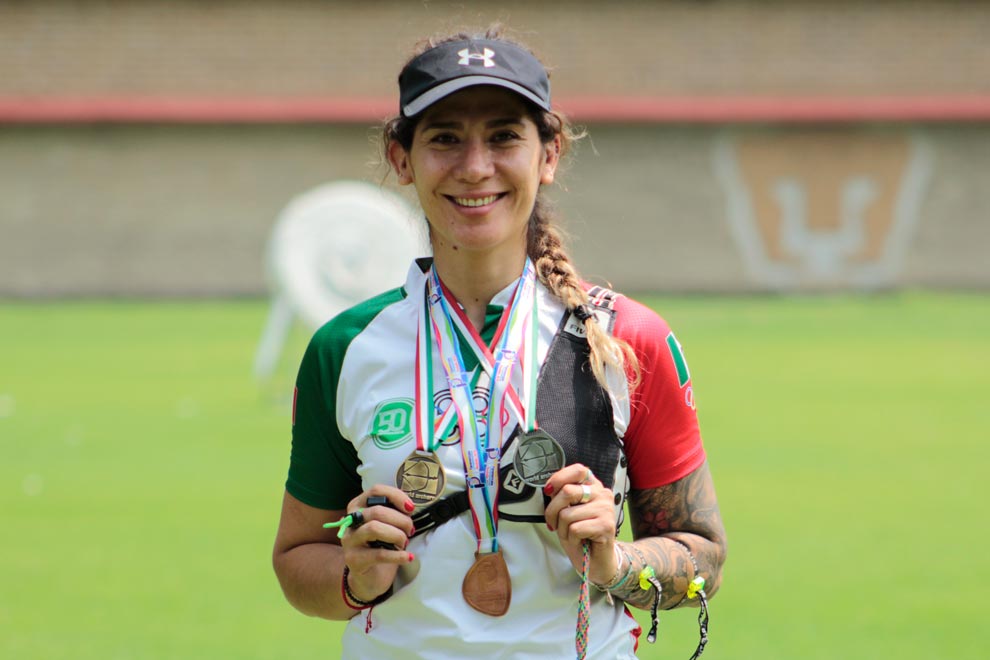 Cathia Valdes una guerrera puma con arco Gaceta UNAM